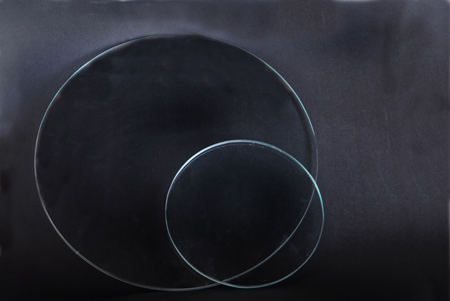Cristal circular transparente para diseñar mesas auxiliares.