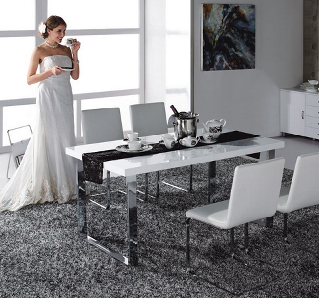 Mesa minimalista de color blanco e ideal para comedores o salones.